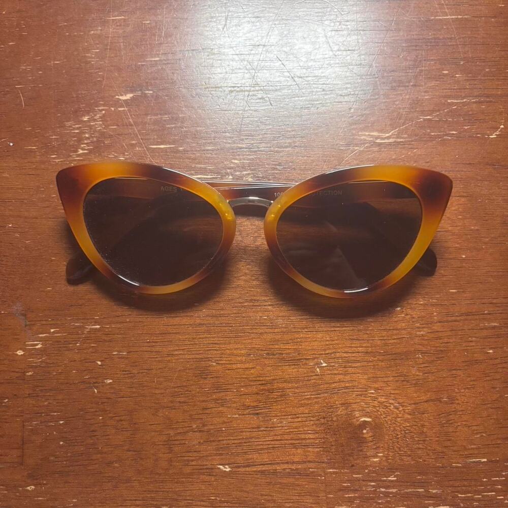 Tortoise shell cat eye sunglasses